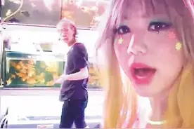 邓紫棋造型又有新突破！变身“萤光金鱼”把路人都吓到了图片