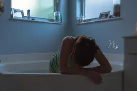 孕妇生产的紧急情况下家中无人，独自水中分娩半小时后顺利产子图片