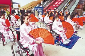 40余名残障人士太原火车站表演 “轮椅上的扇子舞”，场面宏大图片