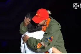 看完苏炸！黄子韬演唱会撩粉丝当场幸福的泪奔 网友：情商变高了图片