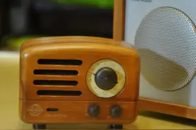 小巧收音机不仅复古精致，还能当蓝牙音箱图片
