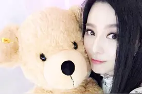 范冰冰抱呆萌大泰迪手上婚戒吸睛！网友：连孩子的礼物都买好啦？图片