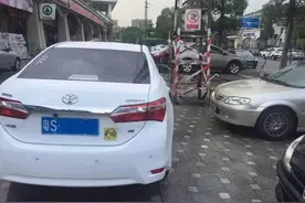 被乱停的车挡住去路  不用急着报警  点支付宝就可以搞定图片