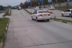 资阳的教练车在考试路段练车时，请小伙伴们多关照一下吧图片