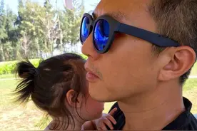 多多妹妹玩滑板车高抬腿，神似孙俪家的霸王花图片