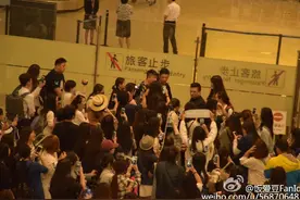 黄景瑜上海接机，人山人海挤得场景，简直吓哭宝宝了！图片