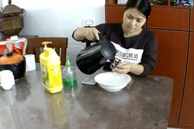 眼镜脏了没有眼镜水怎么办？来看看美女是怎么制作眼镜水的