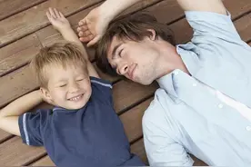 35年前单亲爸爸将我送人，我怀着恨寻他，最终却只找到了他的墓图片