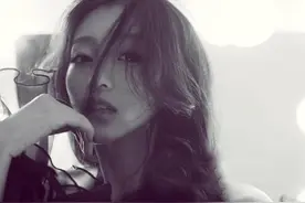 深情男人唱出心中遗憾，与其让你在我怀中枯萎，宁愿你犯错后悔图片