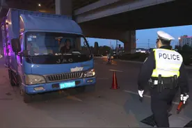 上海警方夜间严查大型车辆超载超速图片