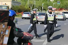 浦东、徐汇警方联合整治非机动车闯行龙耀路隧道图片