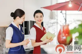 山航空姐世界读书日来袭 既有颜值又有才华（组图）图片
