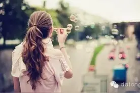 男友和我求婚，当他拿出戒指的那一刹那图片