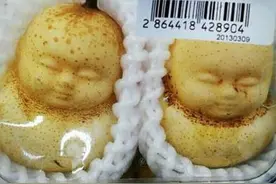 外国小伙中国商场购物发现奇怪的东西，拿起来仔细一看瞬间被吓坏图片