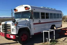 低价买了辆废弃巴士，后来竟有人花几十万买！图片