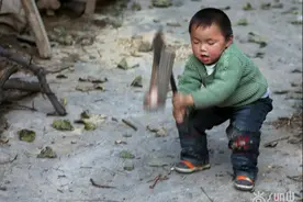 济南三岁农村娃，手起刀落劈木柴完全不在话下！图片