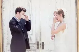 当新郎看到新娘穿上婚纱的一瞬间，看到最后我也哭了······图片