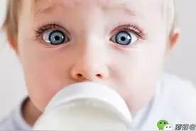这4个使用奶瓶的习惯对宝宝有危害，新妈妈一定要知道图片