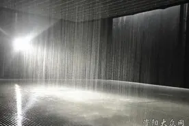 淋不湿的雨首降资阳，侵入式体验新玩法，快来体验雨中浪漫图片