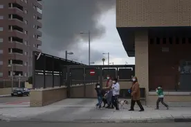 西班牙废弃轮胎堆放场起火释放出有毒气体图片