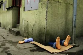 街角惊见压扁男尸！惊悚假人揭社会街头黑暗面图片