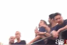 笑喷！巴萨夺冠游行皮克夸张模仿C罗，苏牙笑翻梅西含蓄！图片