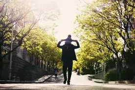 我六岁你教我钓鱼，你六十我带你出海图片