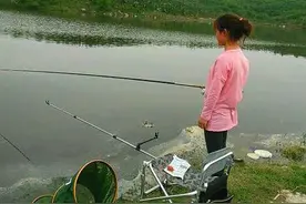 妹子陪我钓鱼，渔获竟不如妹子，被笑死了图片