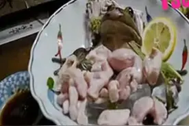 日本活吃牛蛙，被开膛剁块的牛蛙在盘里做出这事，让人毛骨悚然！图片