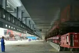 世界上轮胎最多的车在中国，1152个车轮载重超过50000吨图片