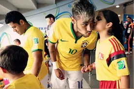 谁说球童只会捡球卖萌，助攻进球挑衅样样精通图片