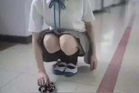穿裙子如何捡东西，太亮了！图片