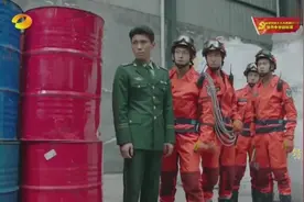 消防队长下令强行破门救出被困人员视频封面