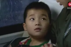 小孩在大巴车上想尿尿，妈妈让她忍一会，结果没想到尿裤子上了视频封面