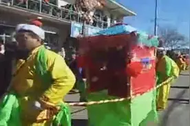 实拍沁源县程壁村元宵节街头文艺表演：抬花轿、扭秧歌、跑旱船视频封面