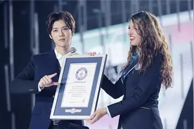 鹿晗又双叒叕刷新吉尼斯纪录：1731人同时戴鹿角图片