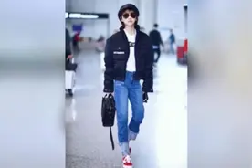 景甜现身机场 贝雷帽蓝色直筒牛仔裤演绎美式复古潮范 超酷视频封面