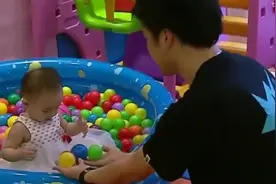 黄奕前夫黄毅清带女儿去迪士尼视频封面