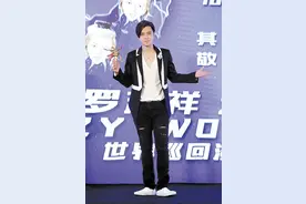 5月罗志祥持“八爪鱼”献唱图片