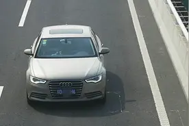 车主高速上玩"变脸"：看监控尾号是6 看现场尾号是5图片