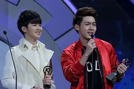 徐浩朱元冰出席酷盛典 夺得90后人气歌手大奖图片