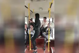 见过唱歌跑调的，没见过跑成这样的，真让人尴尬又无奈