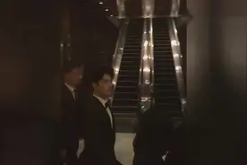 走路带风的男子杨洋，粉丝打招呼头也不回，网友失望至极