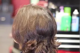 长发小哥理发之后，帅到女友都认不出了视频封面