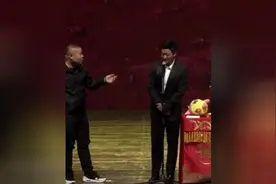 吴京被岳云鹏调侃，机智回答让台下掌声不断，笑的合不拢嘴视频封面