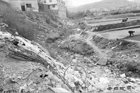 兰州龚家湾村排洪道垃圾如山 臭气熏天环境差图片