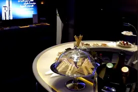 乘坐阿联酋航空的A380飞往迪拜，实拍高端的机舱内部！视频封面