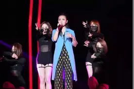 周笔畅实力扫奖巅峰盛典 坐拥双奖杯耍帅造型电晕粉丝图片