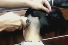 妹子将脖子后的头发全剃光，放下来后原来是波波头，看着好萌！视频封面
