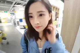 冯提莫在家吹头发插板突然烧冒烟了，三个女生被吓到我笑了！